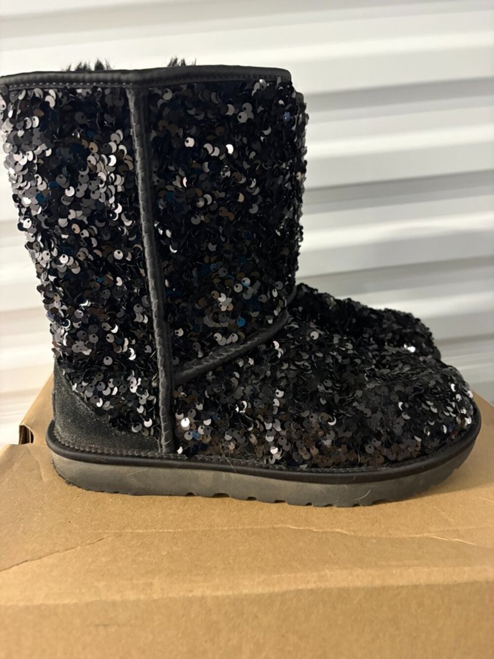 UGG Classic Short Chunky Sequin boots in women’s size 9 - Picture 1 of 4